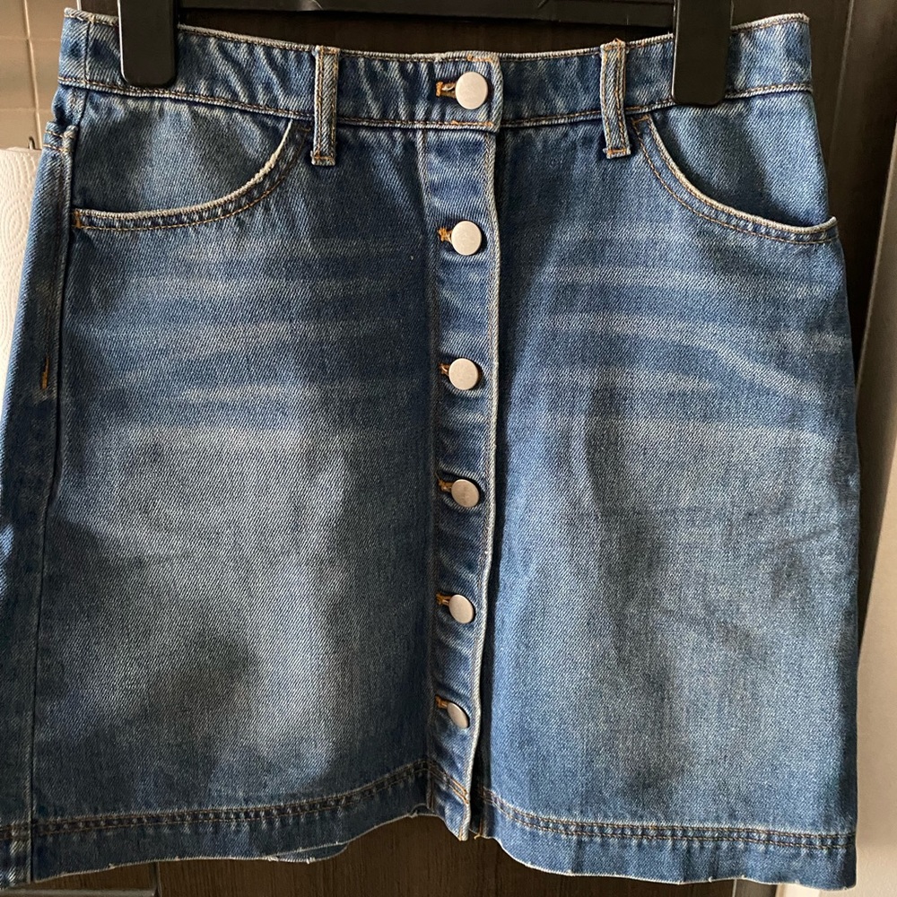 H&M Button-Down Denim Mini-Skirt 💙